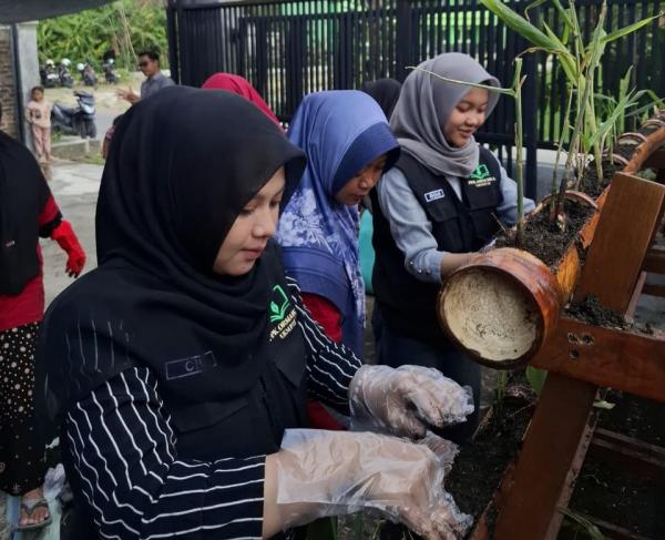 Mahasiswa Bojonegoro Ajari Produsen Jamu Ngablak Teknik Vertikultur, Hemat Lahan & Ramah Lingkungan