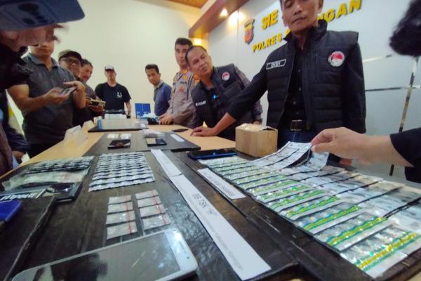 Polisi Sita Ribuan Butir Obat Keras dan Psikotropika, 7 Tersangka Diamankan