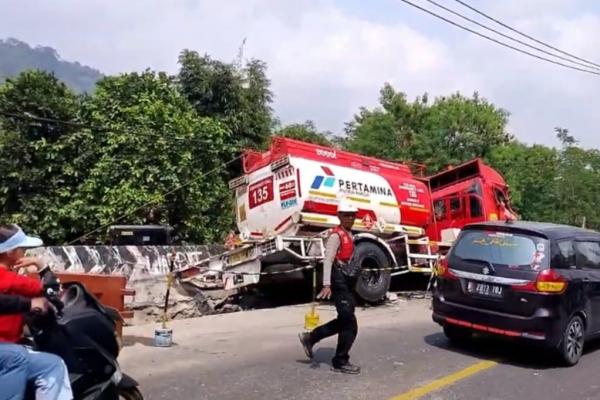 Truk Tangki BBM Alami Rem Blong, 12 Kendaraan Tertabrak di Cigudeg Bogor