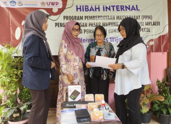 Akademisi dan Mahasiswa Dampingi UMKM Kuliner, Warung Bu Susi Kini Go Digital Omzet Langsung Naik