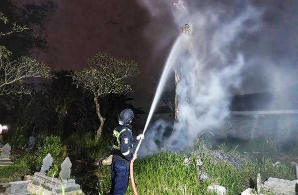Pohon Beringin Tua di Area Kuburan Ludes Terbakar, Diduga Akibat Bakar Sampah