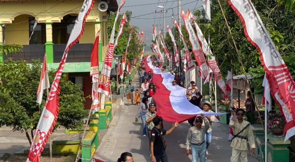 Meriah! Kirab Bendera Merah Putih Sepanjang 350 Meter Warnai Dusun Girang