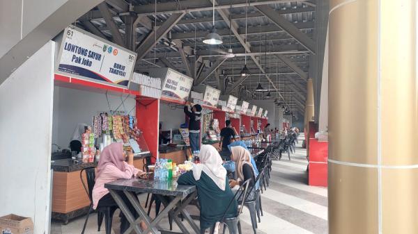 Dipastikan, Seluruh PKL Alun-Alun Pancasila Kini Tertampung di Kapal Mendoan