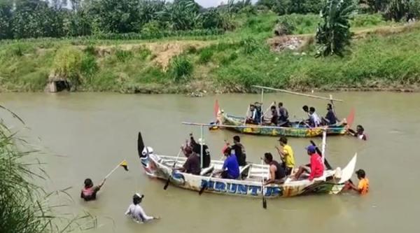 Jaga Tradisi, Nelayan Magersari Beradu Cepat dalam Lomba Perahu Dayung