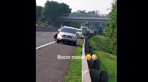 Viral! Ban Mobil Bocor Berjamaah di Tol Cipularang, Ada Apa?