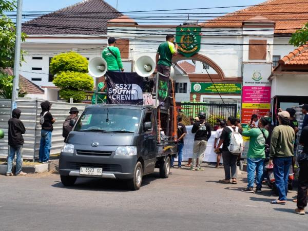 Bonek Geruduk Kejari Sidoarjo, Tuntut Bebaskan Rekan yang Ditahan