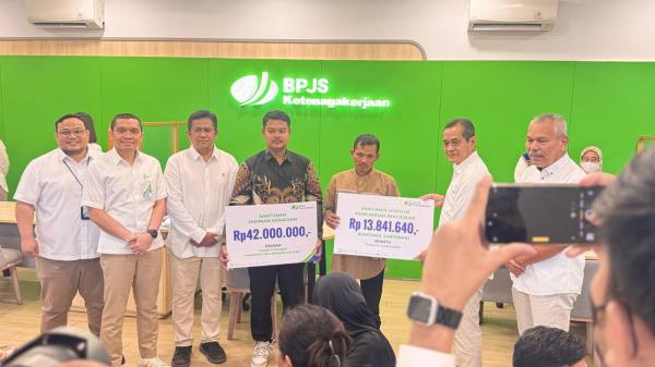 BPJamsostek Tanjung Morawa Serahkan Santunan Kematian di Hari Pelanggan Nasional