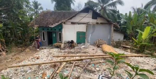 Pergerakan Tanah Mengerikan di Lebak! Rumah Ambruk, Warga Lari Ketakutan saat Hujan