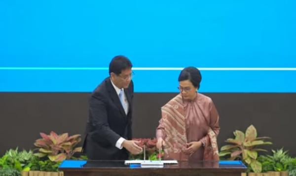 Serah Terima Jabatan Menteri Keuangan: Sri Mulyani Berikan Estafet Kepemimpinan kepada Purbaya