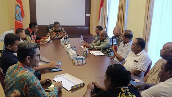 Gubernur PBD Menyalurkan Bantuan Hibah kepada 9 Gereja dan Pembangunan Masjid Raya Al  Akbar Sorong