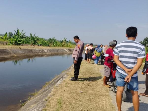 Waduh! Tak Bisa Kendalikan Motor, Seorang Perempuan Tercebur Ke Sungai Irigasi di Toroh