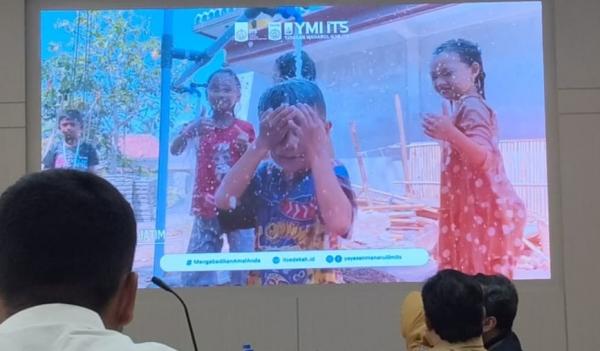 Air Mata Bahagia Warga Gunung Kelud Kediri, Dapat Bantuan Sumur Bor dari Kampus dan Alumni Surabaya