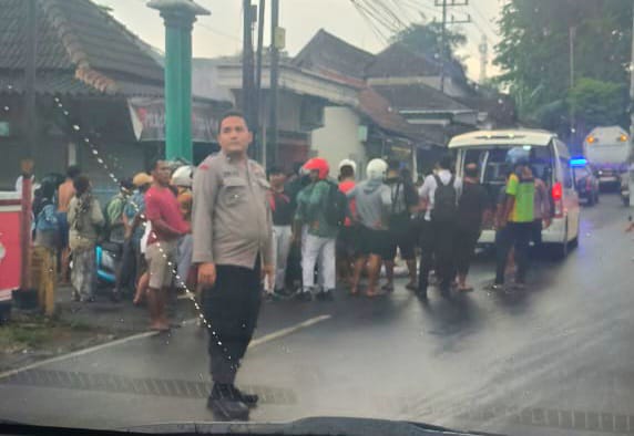 Motor Tergelincir di Jalan Basah, Remaja Bojonegoro Ditabrak Truk dari Belakang