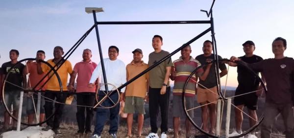 Sepeda Raksasa di Puncak Tertinggi Laindeha, Kreatifitas dan Totalitas Warga Sambut Tour de EnTeTe