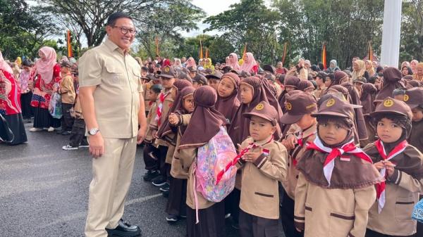 Ringankan Beban Keluarga, Pemko Bukittinggi Bagikan Ribuan Perlengkapan Sekolah Gratis Bagi Siswa SD