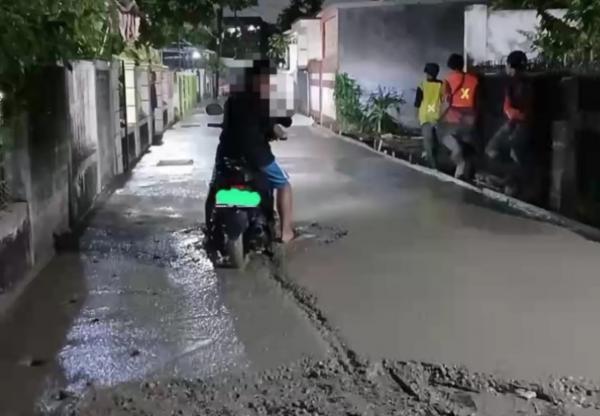 Maju Kena Mundur Kena! Pemotor di Depok Nekat Terobos Jalan Cor Beton Masih Basah