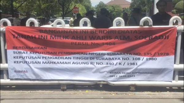 Warga Surabaya Segel Simbolis Kantor PDAM, Desak Eksekusi Putusan Pengadilan