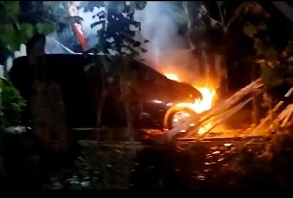 Ditinggal Melayat, Minibus di Jepara Hangus Terbakar