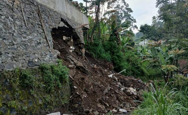 TPT Ambruk Gegara Hujan Lebat, Akses Jalan Warga di Lembang Tertutup