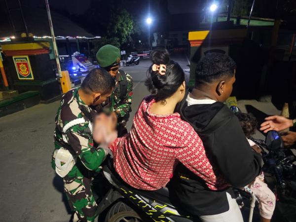 Aksi Heroik Prajurit Yonif 501/BY Menolong Ibu yang Hendak Melahirkan di Tengah Perjalanan