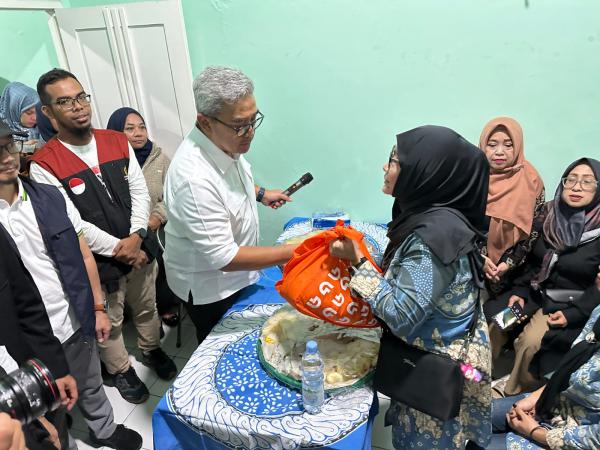 Hangat di Tengah Hujan, Ratusan Lansia Bandung Terima Bantuan