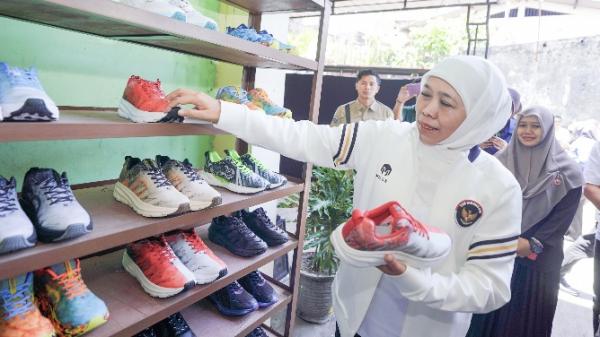 Hidupkan UMKM Sepatu Lokal, Gubernur Pesan 3.000 Sepatu Asal Mojokerto