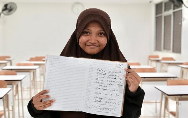 Siswa Sekolah Rakyat Kegirangan Bukunya Ditulisi Pesan oleh Presiden Prabowo, Apa Isinya?