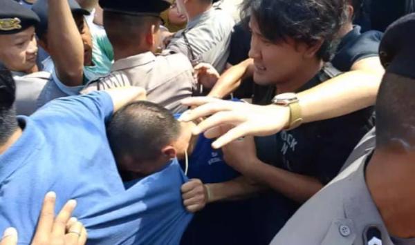 Ricuh Rekonstruksi Kasus Pembunuhan Putri Apriyani Indramayu, Keluarga Korban Kejar Tersangka