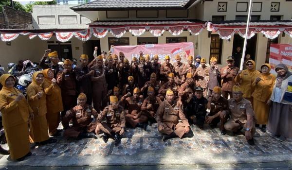 Berbagi Kebahagiaan dengan Bantu Puluhan Legiun Veteran di Bandung