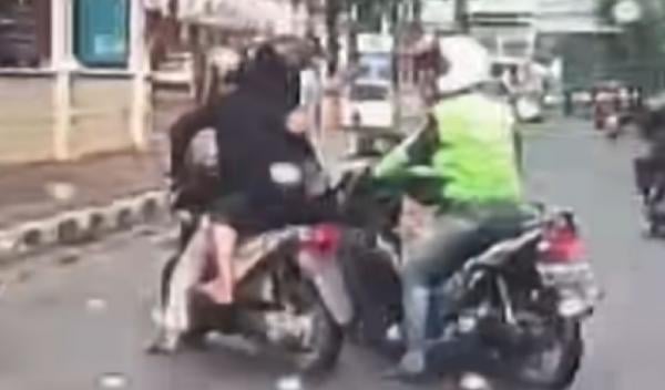 Viral! Pria Todongkan Pistol ke Pengemudi Ojol di Kawasan ITC Permata Hijau Jakarta Selatan 