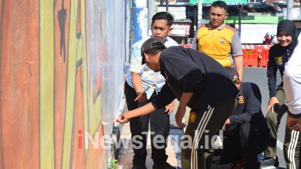 Elemen Masyarakat Kota Tegal Bersihkan Vandalisme