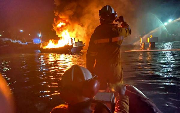 Kapal Kopra Terbakar di Luwuk, Dua Korban Masih Misterius