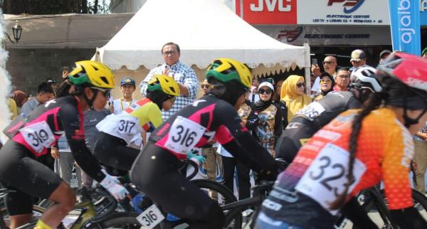 Ribuan Warga Nonton Tour de Linggarjati, Penasihat Kapolri AGN Ikut Lepas Atlet Balap Sepeda