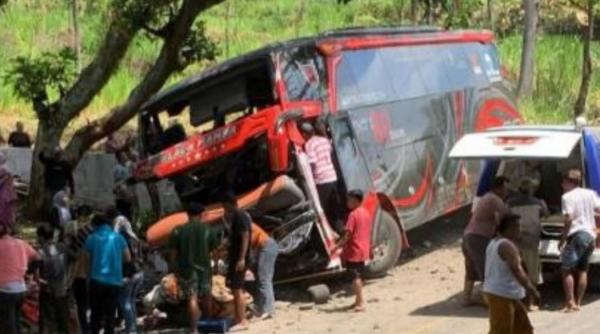 Kecelakaan Maut di Jalur Wisata Bromo: Bus Pariwisata Rem Blong Tabrak Rumah, 6 Orang Tewas