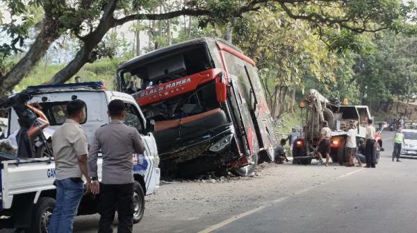 Detik-detik Mencekam Kecelakaan Bus Pariwisata di Gunung Bromo Jalan Raya Sukapura, 6 Nyawa Melayang