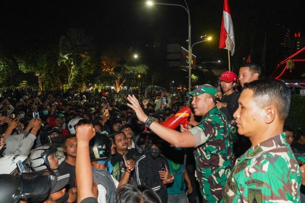 Cerita Pengamanan Humanis Saat Kericuhan Pecah di Gedung Negara Grahadi