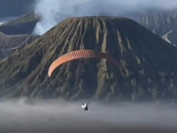 Viral Paralayang di Gunung Bromo, Ternyata Tak Miliki Izin Resmi dari Petugas!