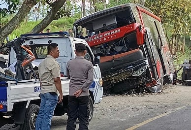 Ngeri! Penumpang Bus Pariwisata Gunung Bromo Probolinggo Tewas Terjepit Saat Tabrakan Keras