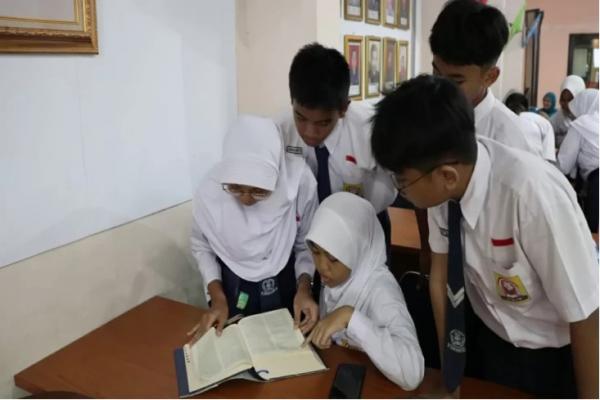 KBBI Masuk Ruang Kelas! Badan Bahasa Edukasi Siswa Lewat Program Kamus Masuk Sekolah
