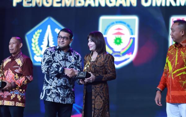 Aktif Majukan UMKM dan Potensi Lokal, Wali Kota Semarang, Agustina Wilujeng Raih Penghargaan 