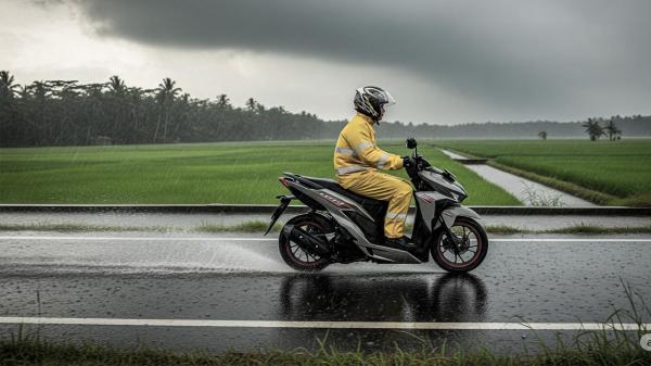 Berkendara saat Hujan Deras, Waspadai Risiko Hipotermia hingga Kelelahan Mental