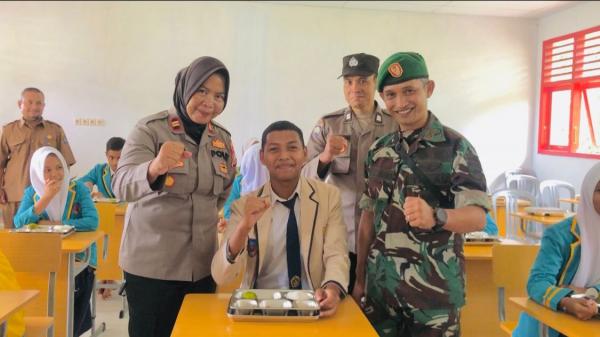 Kepolisian Pantau Langsung Penyaluran Program MBG di Padang Jaya