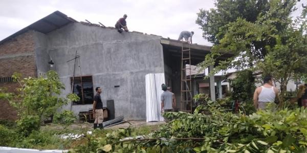 Atap Rumah Warga Biru-Biru Diterbangkan Angin, Pesta Pernikahan Berantakan!