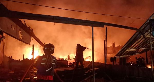 Ledakan Dini Hari Gegerkan Singaparna Tasikmalaya, Amukan Api Lahap Enam Rumah dalam Sekejap
