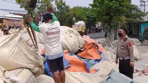Truk Tronton Bermuatan 56 Ton Semen Terguling di Blora, Sopir Diduga Mengantuk