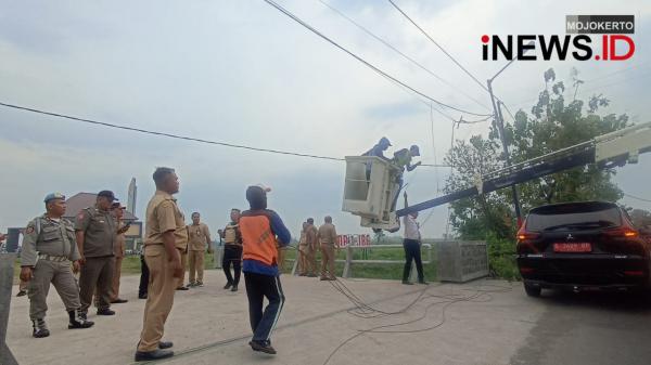 Makan Korban, Pemkab Jombang Potong Kabel Semrawut di Tiga Lokasi Ini