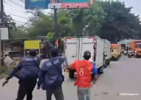 Viral! Video Warga Geruduk Pos Dishub, Protes Truk Tambang Lolos Larangan Siang Hari