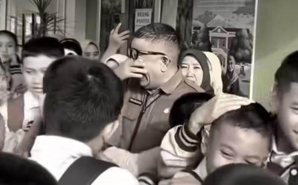 Viral, Kepala SMPN 1 Prabumulih Dipecat Gegara Tegur Anak Wali Kota Parkir Mobil di Lapangan Sekolah