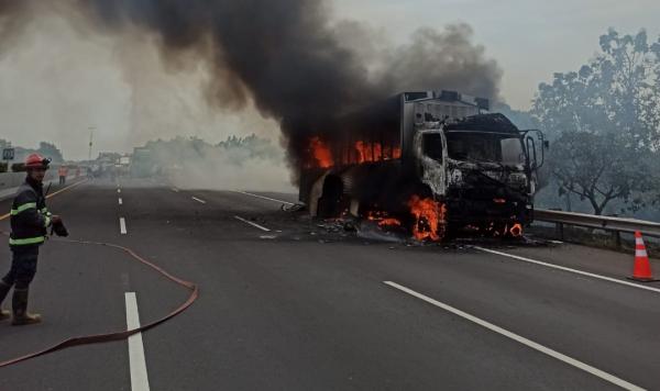 Truk Kontainer Muatan Ribuan Paket Toko Online Terbakar di Tol Cipali Subang