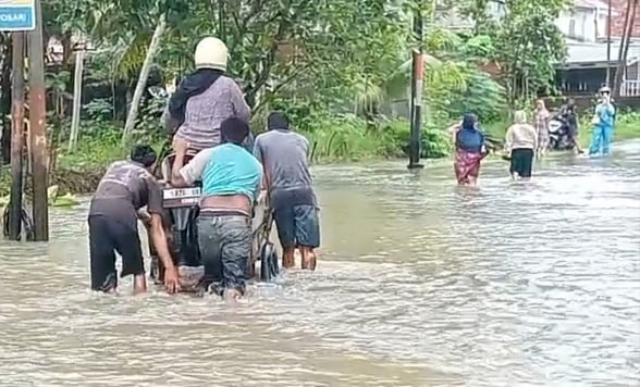Jalan Parigi-Cigugur Berubah Jadi Sungai, Motor Nyaris Hanyut Diterjang Banjir